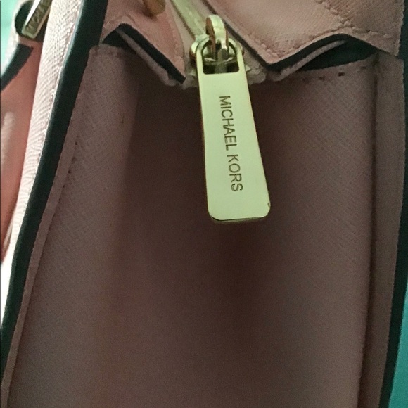 Beautiful MK purse, zipper closure, Selma - Picture 10 of 15